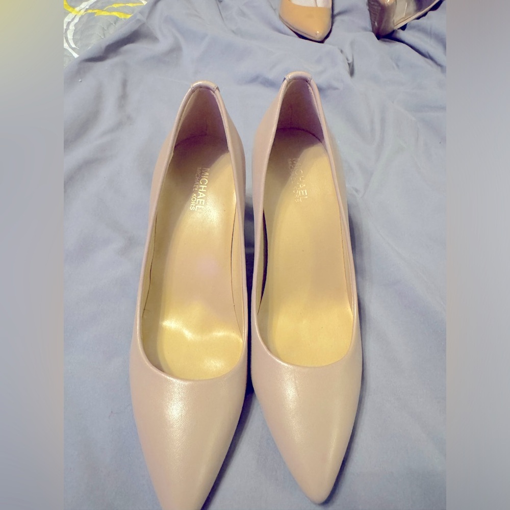 Michael kors tan color size 5.5, excellent condition.